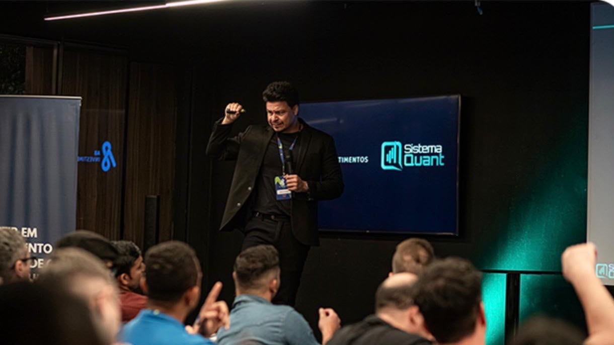 Altino Junior apresentando o Sistema Quant em evento presencial, diante do público