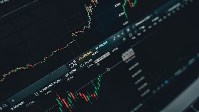 Gráfico de velas (candlestick) em tela de negociação