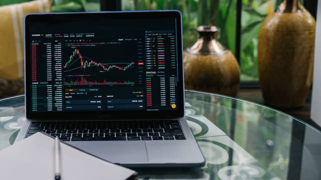 Notebook exibindo gráfico de operações no mercado financeiro
