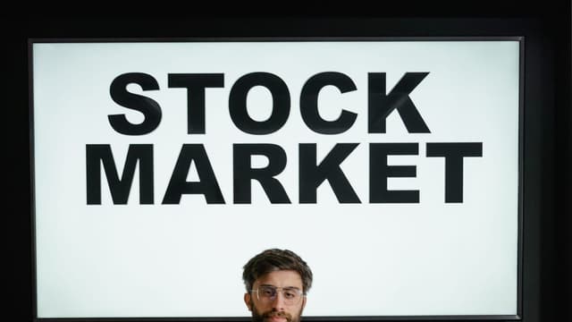 Investidor diante de uma tela de mercado