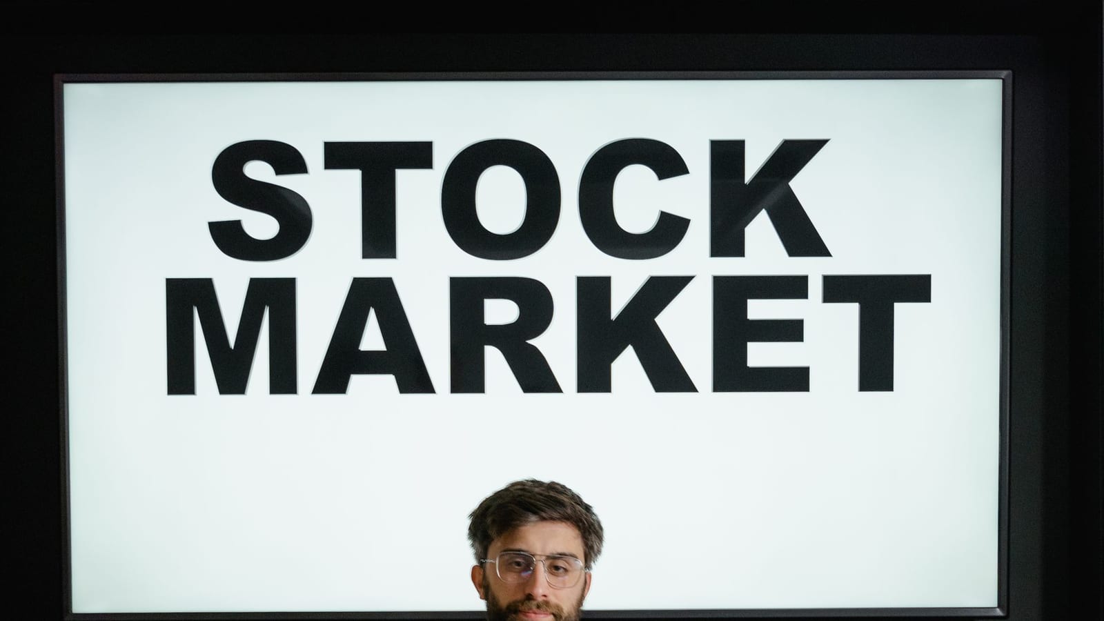 Investidor diante de uma tela de mercado