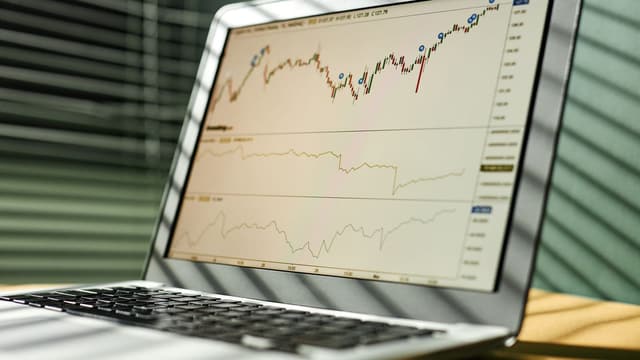 Notebook com gráfico de ações e indicadores técnicos