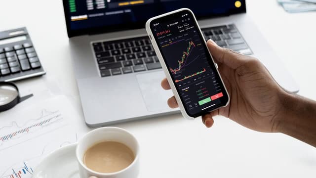 Tela de plataforma com gráfico de candles do day trade