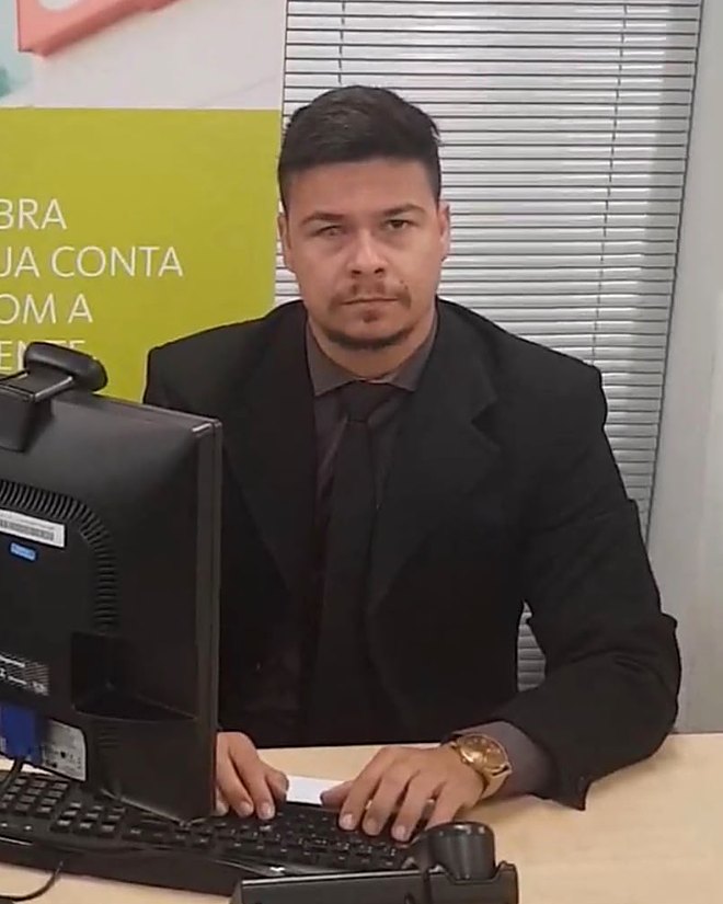 Altino Júnior na época em que trabalhava em agência bancária